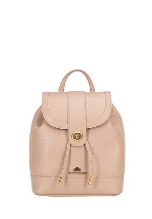 Beige Leder-Rucksack mit strukturiertem Finish, gebogenem Klappdeckel, goldenen Beschlägen, verstellbarem Zugverschluss und einem oberen Griff.