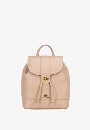 Beżowy skórzany plecak o teksturowanym wykończeniu, zakrzywionej klapie, złotych akcentach, regulowanym zaciąganym zapięciu oraz górnej rączce.