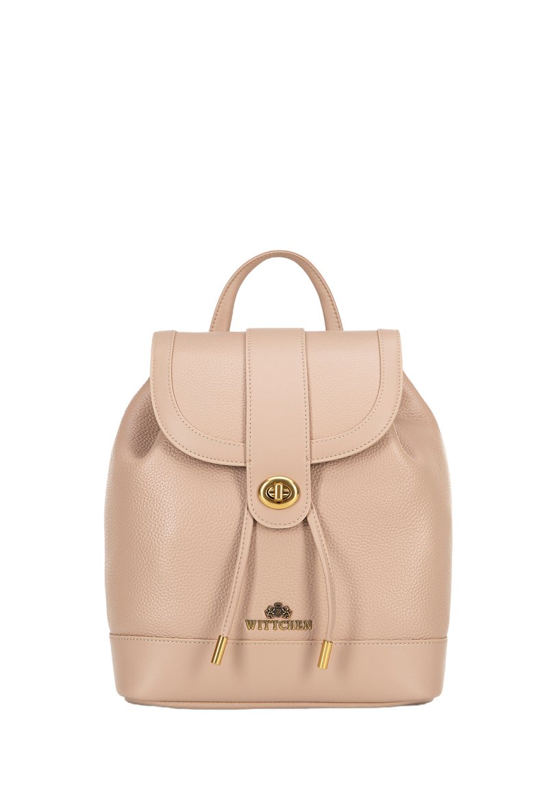 Sac à dos en cuir beige avec une finition texturée, un rabat incurvé, des accessoires en or, une fermeture à cordon réglable et une poignée supérieure.