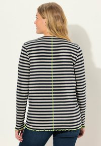Maglia a maniche lunghe a righe in grigio e blu navy con cuciture verde neon lungo il centro dietro e orlo a forma di scallop. Tessuto liscio con design aderente.