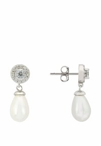 Ezüst szegecsek gömb alakú, tiszta kristállyal vannak díszítve, körülöttük kisebb kövekkel, és alattuk egy fehér cseppgyöngy lóg.