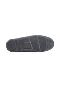 Suela de zapato gris con una superficie de goma texturada y un patrón de pisada distintivo, que presenta un diseño moldeado y acentos sutiles.