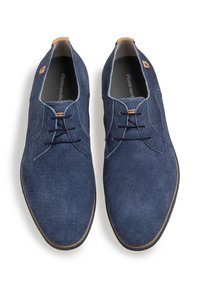 Dunkelblaue Leinenschuhe mit strukturiertem Finish, ausgestattet mit einem geschlossenen Schnürdesign, kontrastierenden braunen Akzenten und einer abgerundeten Zehe.