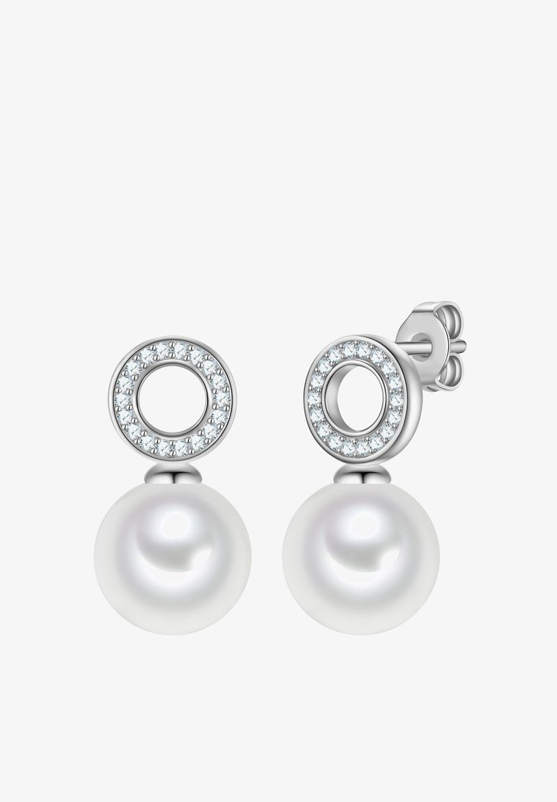 Orecchini in perla bianca con una montatura circolare in argento e un alone di piccole pietre chiare. Texture liscia e finitura lucida.