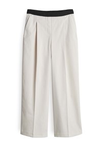 Pantaloni a gamba larga in tessuto beige chiaro, con una parte anteriore plissettata e una cintura elastica nera. Texture liscia con sottili righe.
