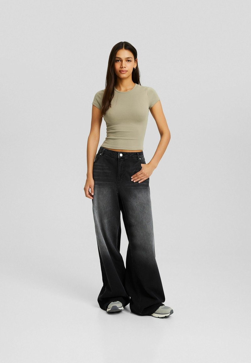 Bershka T-shirt basic donkergroen