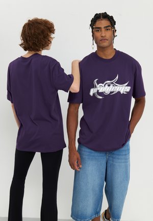 YOURTURN UNISEX - Nyomott mintás póló - dark purple
