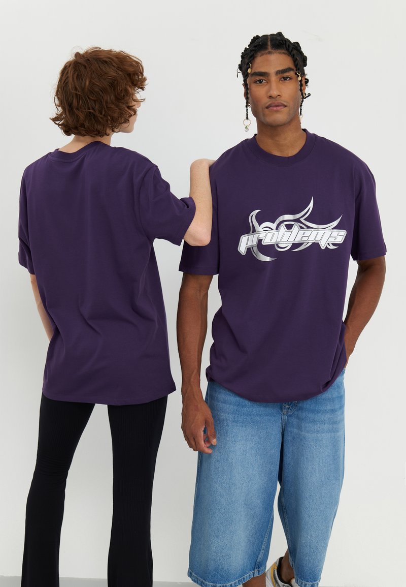 YOURTURN by Zalando UNISEX - Тениска с щампа - dark purple