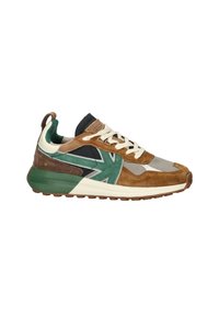 Sneaker met een mix van bruin leer, groene accenten, grijs textiel en zwarte details. Dikke witte tussenzool en bruine rubberen buitenzool.