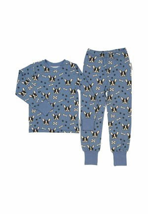 Blåt pyjamas sæt lavet af blødt stof med et mønster af hundeansigt, knogler og poteaftryk. Inkluderer en langærmet bluse og matchende bukser.