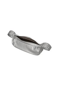 Ezüst bőr táska cipzáras záródással, ovális alakú, szegecselt fogantyúdíszítésekkel. Sima textúrájú, tágas belsővel.