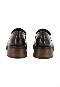Zapatos de cuero negro con un acabado brillante, con un tacón de madera marrón con una sutil textura rayada. Punta redondeada y diseño suave.
