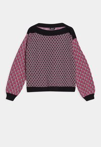 Gebreide trui met een geometrisch patroon in rood en roze, zwarte ribbels op de mouwen en de halslijn, met ballonsleeves en knoopaccenten.