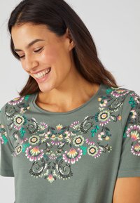 Damart Camiseta estampada - eucalyptus