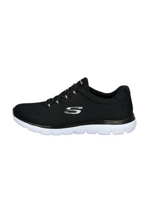 Zapatilla deportiva negra Skechers con suela blanca, tejido de malla, diseño con cordones y logo plateado de Skechers en el lateral.