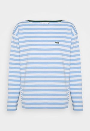 Chemise à manches longues avec rayures horizontales bleu clair et blanches, encolure bateau, et petit logo de crocodile vert sur la poitrine gauche.