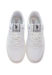 Tenisi albi sport cu piele perforată, vârf rotund, șireturi plate și patch cu logo pe limbă, având o talpă din spumă pentru confort.