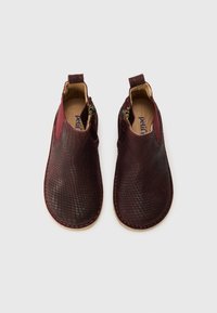 Botas de tobillo de cuero burdeos con un patrón reptil texturizado, cierre lateral con cremallera y un borde cosido. El interior cuenta con un forro beige.