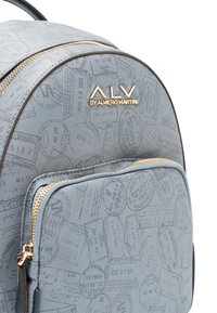 Zaino grigio con superficie texturizzata decorata con motivi a timbro a tema viaggio, logo in tonalità oro e doppio scomparto con cerniera.