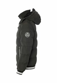 Chaqueta acolchada negra con capucha, que presenta una superficie texturizada, bolsillos laterales, puños acanalados y un parche con logo en el brazo izquierdo.