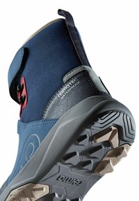 Stivaletto impermeabile con tomaia in tessuto blu, suola in gomma e dettagli grigi. Presenta una suola testurizzata per una migliore aderenza e una chiusura regolabile.