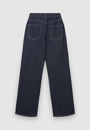 Jeans a gamba larga in denim blu scuro con una trama liscia, due tasche posteriori e cuciture gialle lungo le cuciture.