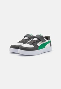 Grijze en witte sneakers met groene accenten, voorzien van geperforeerde details, een lage ontwerp en een klittenbandsluiting.