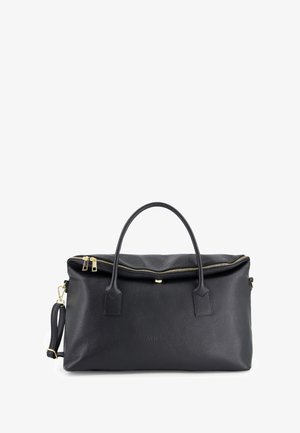 Sac de voyage en cuir noir avec surface texturée, fermeture éclair dorée, doubles poignées supérieures et bandoulière amovible. Design simple et rectangulaire.