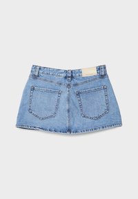 Lyseblå denim mininederdel med bæltestropper og to baglommer, lagt fladt på en hvid baggrund.