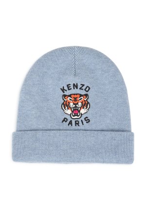 Bonnet tricoté bleu clair avec revers plié, ornée d'une tête de tigre rugissante brodée et le texte "KENZO PARIS" au-dessus et en dessous.