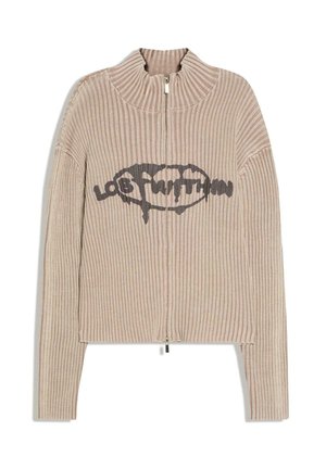 Beiger, gerippter Strickpullover mit Reißverschluss, hohem Kragen und schwarzem "Lost Within"-Schriftzug mittig auf der Vorderseite.