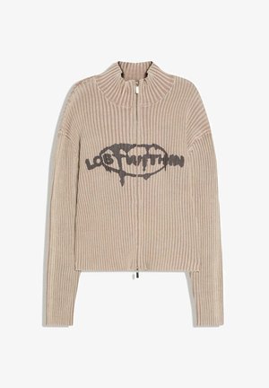 Bež bež pulover z rebrastim vzorcem in zadrgo, z visokim ovratnikom in črnim napisom "Lost Within" na sredini sprednje strani.