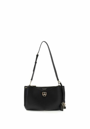 Sac bandoulière noir Guess avec sangle réglable, fermoir argenté et pendentif étiquette de marque, présenté sur un fond blanc.