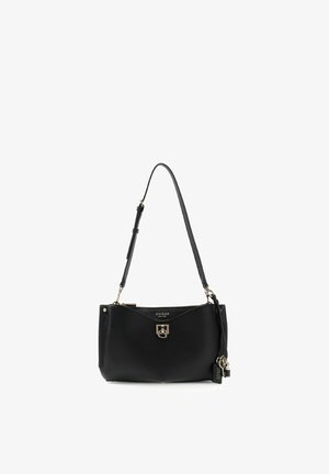 Sac bandoulière noir Guess avec sangle réglable, fermoir argenté et pendentif étiquette de marque, présenté sur un fond blanc.