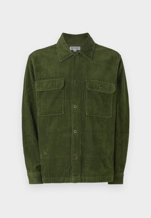 Πράσινο καμπαρντίνα πουκάμισο με γιακά, δύο τσέπες στο στήθος, κουμπιά μπροστά και ραβδωτή υφή. Διαθέτει μακριά μανίκια και κουμπωτές μανσέτες.