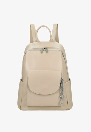 Beige leren rugzak met een doorlopende ritsvak, voorvak, verstelbare schouderbanden en decoratieve kettingaccent. Gladde textuur.