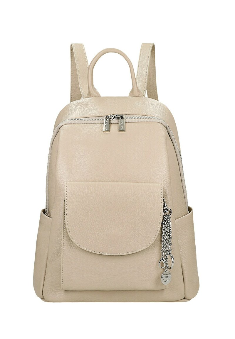 Beżowy skórzany plecak z główną przegrodą na zamek, przednią kieszenią, regulowanymi szelkami oraz dekoracyjnym akcentem w postaci łańcuszka. Gładka tekstura.