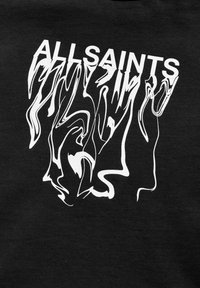 Čierna tkanina s bielym abstraktným dizajnom a vlnitými líniami pripomínajúcimi postavy. Na vrchu je výrazne zobrazené slovo "ALLSAINTS".