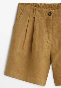Braune Leinen-Shorts mit lockerer Passform, gefaltetem Vorderteil und elastischem Bund. Mit einem einzelnen Knopfverschluss und seitlichen Taschen.