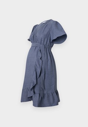 Vestido azul envolvente feito de tecido texturizado, com mangas curtas e franzidas, cintura com cinto e bainha evasé com detalhe em ruffle.