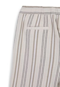 Gestreifte Baumwollhosen mit entspannter Taille, die abwechselnd dünne beige und weiße Streifen sowie eine einzelne Gesäßtasche aufweisen.