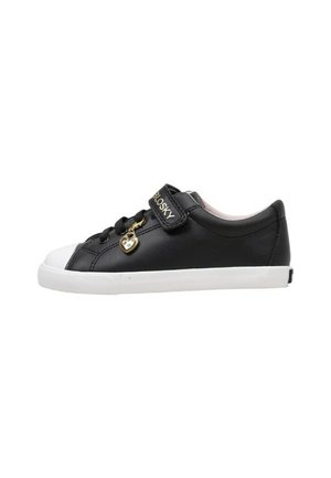 Zapatilla negra de caña baja con puntera blanca, suela blanca, cordones negros, un colgante de corazón dorado y una correa de velcro con la etiqueta "GLOSKY."