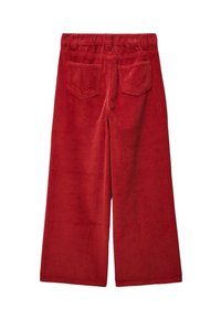 Pantalons larges en velours côtelé rouge avec une finition texturée, dotés d'une ceinture élastique et de deux poches arrière.