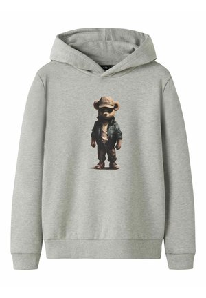 Lys grå hættetrøje med et motiv af en teddybjørn iført kasket, jakke, bukser og sneakers, stående centreret på forsiden.