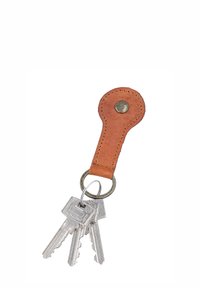 Porte-clés en cuir marron avec anneau en métal tenant trois clés argentées isolé sur fond blanc.