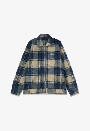 Veste en polaire avec un motif à carreaux bleu et beige, dotée d'une fermeture éclair à l'avant, d'un col, de manches longues et d'une coupe décontractée.