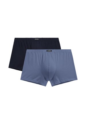 Dwie pary męskich bokserek w kolorze granatowym i jasnoniebieskim, każda z czarną metką na pasku z napisem "ATLANTIC".