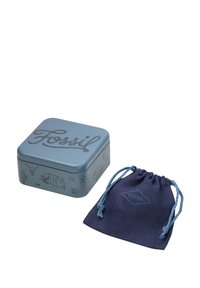 Boîte en métal bleue carrée avec des motifs gravés, accompagnée d'une pochette en tissu bleu foncé avec un cordon coulissant et un logo.