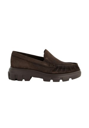 Dunkelbrauner Wildleder-Loafer mit dicker, strukturierter Gummisohle und genähtem Mokassin-Obermaterial, von der Seite auf weißem Hintergrund betrachtet.