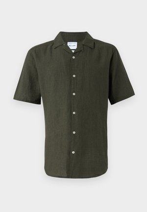 Chemise en lin vert foncé à manches courtes, avec un col, une fermeture à boutons à l'avant et un ourlet droit. Tissu texturé avec un léger éclat.